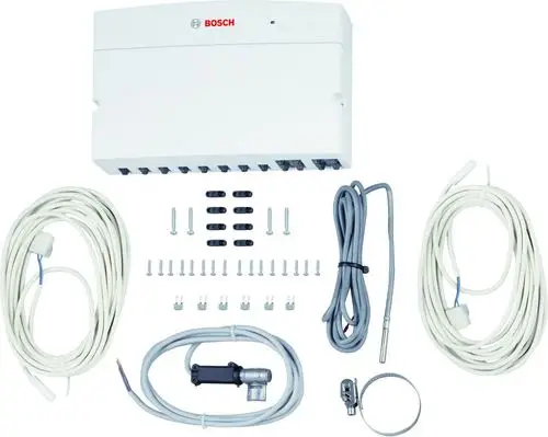 Weiße Bosch Steuerungseinheit mit verschiedenen Anschlusskabeln, Schrauben, Cable Tie und Temperaturfühler, arrangiert auf einem weißen Hintergrund.